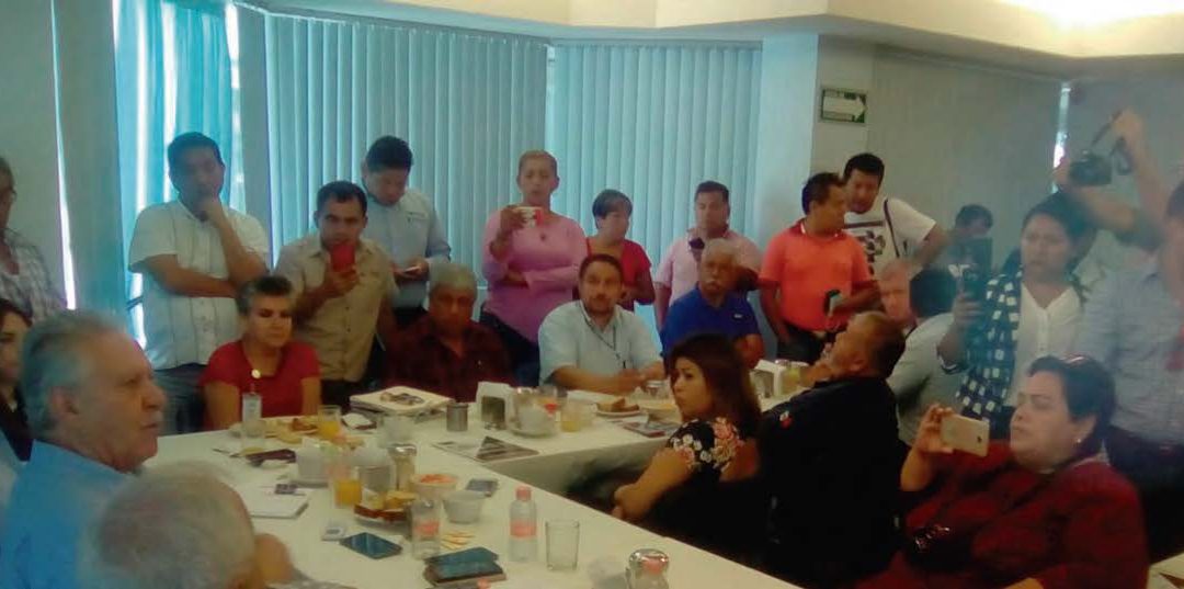DELEGACIÓN POZA RICA INVITÓ A SU LÍDER NACIONAL A DESAYUNO DE TRABAJO