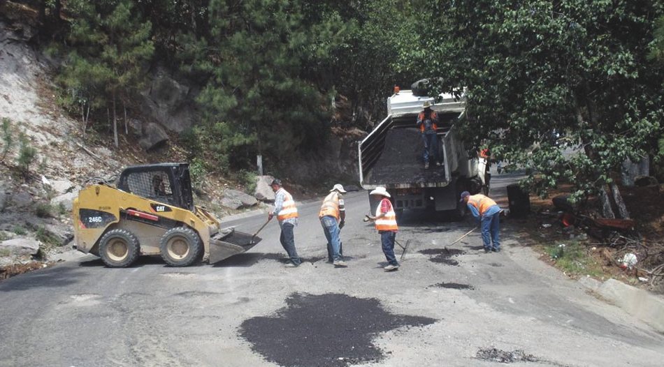 “No dicen que no, pero no dicen para cuándo” Mejor viajar por terracería que por la carretera Parral-Guadalupe y Calvo.